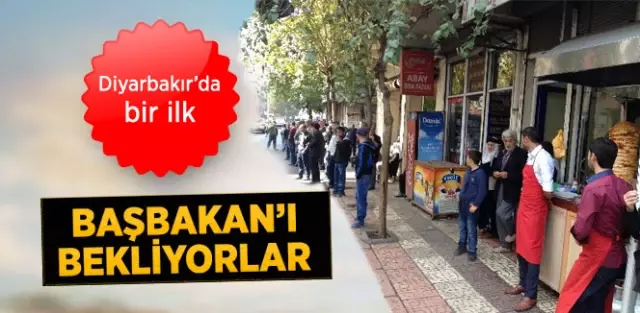 Leyla Zana, Barzani'yi Yerel Kıyafetle Karşıladı Leyla Zana, Barzani'yi Yerel Kıyafetle Karşıladı