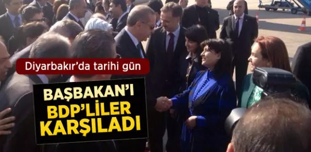 Leyla Zana, Barzani'yi Yerel Kıyafetle Karşıladı Leyla Zana, Barzani'yi Yerel Kıyafetle Karşıladı