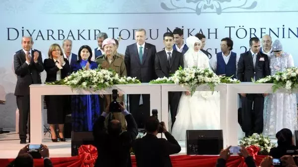 Erdoğan ve Barzani Diyarbakırlı 400 Çiftin Nikah Şahidi Oldu Erdoğan ve Barzani Diyarbakırlı 400 Çiftin Nikah Şahidi Oldu