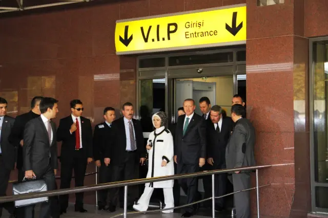 Diyarbakırlılar Başbakan Erdoğan ve Eşine Poşu Taktı Diyarbakırlılar Başbakan Erdoğan ve Eşine Poşu Taktı