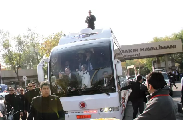 Diyarbakırlılar Başbakan Erdoğan ve Eşine Poşu Taktı Diyarbakırlılar Başbakan Erdoğan ve Eşine Poşu Taktı
