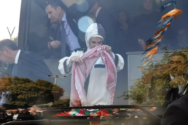 Diyarbakırlılar Başbakan Erdoğan ve Eşine Poşu Taktı Diyarbakırlılar Başbakan Erdoğan ve Eşine Poşu Taktı