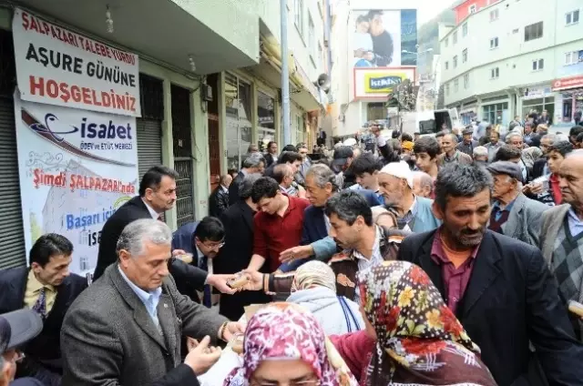 Şalpazarı İlçesinde Aşure Dağıtımı Şalpazarı İlçesinde Aşure Dağıtımı