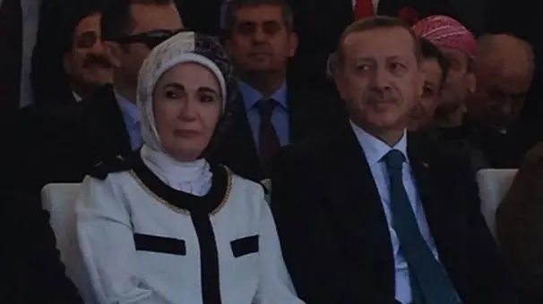 Tatlıses ile Perver Sahneye Çıktı, Emine Erdoğan Ağladı Tatlıses ile Perver Sahneye Çıktı, Emine Erdoğan Ağladı