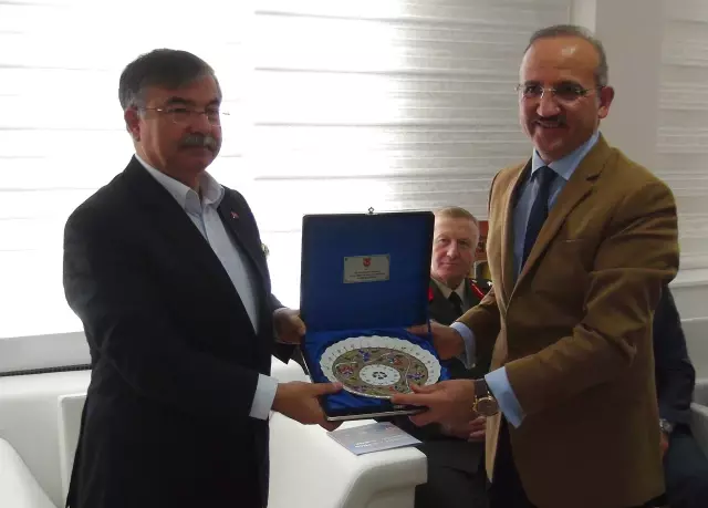 Milli Savunma Bakanı Yılmaz: Bedelli ya da Kısa Dönem Askerlik Gündemimizde Yok Milli Savunma Bakanı Yılmaz: Bedelli ya da Kısa Dönem Askerlik Gündemimizde Yok