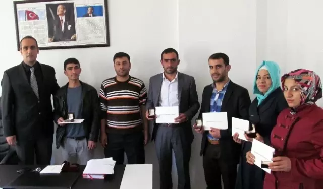 Başbakan ve Barzani'nin Takıları Ailelere Teslim Edildi Başbakan ve Barzani'nin Takıları Ailelere Teslim Edildi