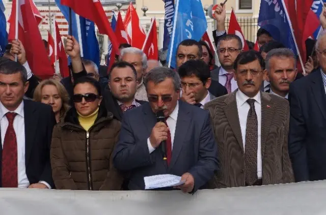 Kamu-Sen, Erdoğan-Barzani Görüşmesini Protesto Etti Kamu-Sen, Erdoğan-Barzani Görüşmesini Protesto Etti