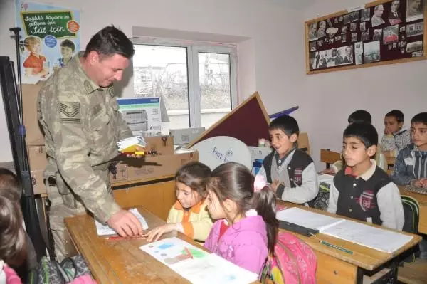 Hakkari'de Mehmetçik Öğretmenleri Unutmadı Hakkari'de Mehmetçik Öğretmenleri Unutmadı