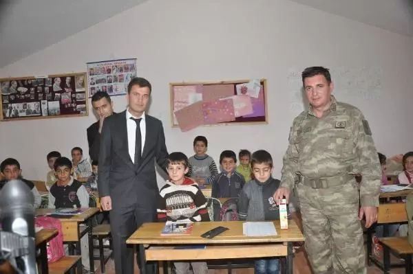 Hakkari'de Mehmetçik Öğretmenleri Unutmadı Hakkari'de Mehmetçik Öğretmenleri Unutmadı