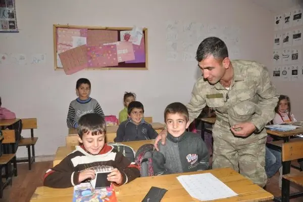 Hakkari'de Mehmetçik Öğretmenleri Unutmadı Hakkari'de Mehmetçik Öğretmenleri Unutmadı