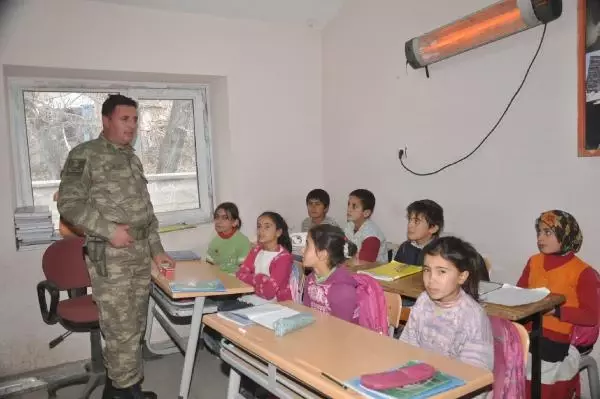 Hakkari'de Mehmetçik Öğretmenleri Unutmadı Hakkari'de Mehmetçik Öğretmenleri Unutmadı