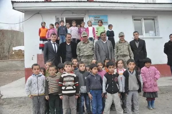 Hakkari'de Mehmetçik Öğretmenleri Unutmadı Hakkari'de Mehmetçik Öğretmenleri Unutmadı