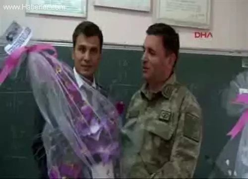 Hakkari'de Mehmetçik Öğretmenleri Unutmadı Hakkari'de Mehmetçik Öğretmenleri Unutmadı