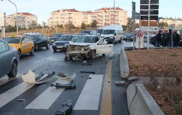 Ankara'da İki Otomobil Çarpıştı: 6 Yaralı Ankara'da İki Otomobil Çarpıştı: 6 Yaralı