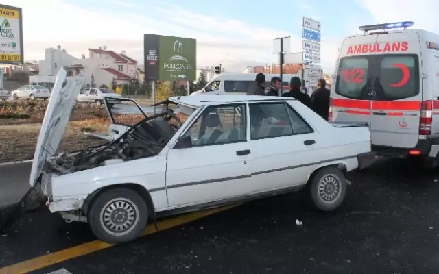 Ankara'da İki Otomobil Çarpıştı: 6 Yaralı Ankara'da İki Otomobil Çarpıştı: 6 Yaralı