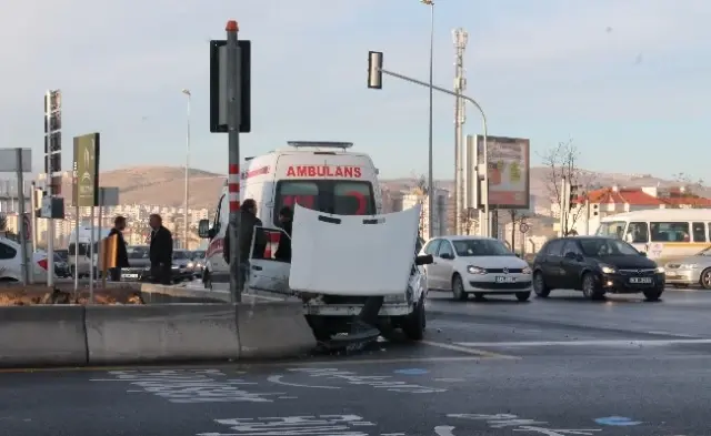 Ankara'da İki Otomobil Çarpıştı: 6 Yaralı Ankara'da İki Otomobil Çarpıştı: 6 Yaralı