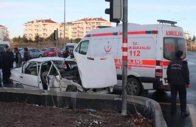 Ankara'da İki Otomobil Çarpıştı: 6 Yaralı Ankara'da İki Otomobil Çarpıştı: 6 Yaralı