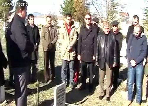 Sinemacılar Uluçay'ı, mezarı başında andı Sinemacılar Uluçay'ı, mezarı başında andı
