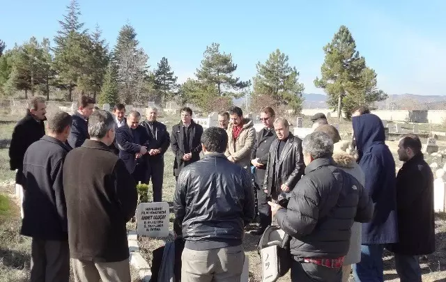 Yönetmen Ahmet Uluçay Kabri Başında Anıldı Yönetmen Ahmet Uluçay Kabri Başında Anıldı