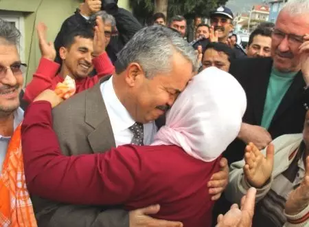 Başkan Çaylı Cezaevi Çıkışında Gözyaşlarını Tutamadı Başkan Çaylı Cezaevi Çıkışında Gözyaşlarını Tutamadı