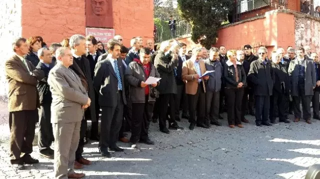 Eğitimciler Öğretmene Şiddeti Protesto Etti Eğitimciler Öğretmene Şiddeti Protesto Etti