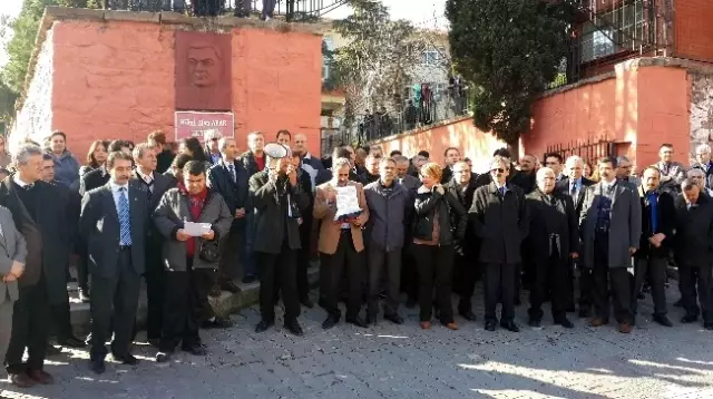 Eğitimciler Öğretmene Şiddeti Protesto Etti Eğitimciler Öğretmene Şiddeti Protesto Etti