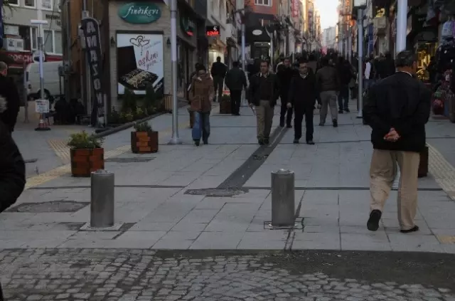 Giresun'da Bir Kişi Belediye Başkanlığı Binası Önüne Eylem Yaptı