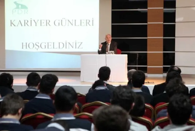 Başkan Yaşar Kariyer Günleri'ne Konuk Oldu Başkan Yaşar Kariyer Günleri'ne Konuk Oldu