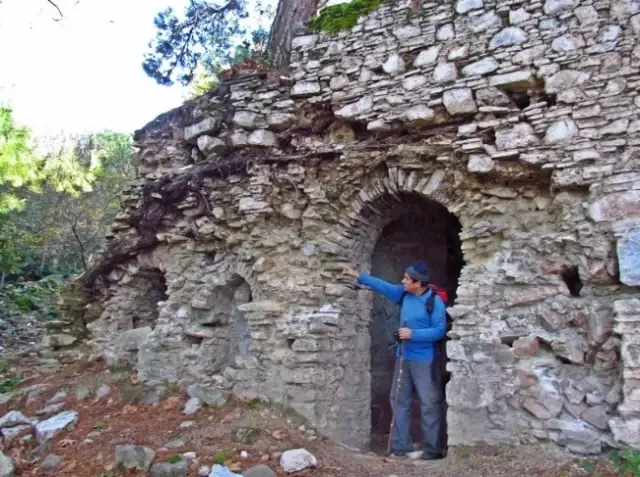 Kurşunlu Manastırı Çökmeye Başladı