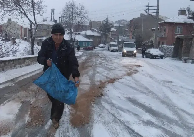 Kütahya'da Mevsimin İlk Karı Çileye Dönüştü