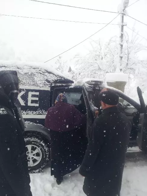 Rizede Kardan Dolayı Köyünde Mahsur Kalan Diyaliz Hastasının İmdadına Sağlık Ekipleri Yetişti Rizede Kardan Dolayı Köyünde Mahsur Kalan Diyaliz Hastasının İmdadına Sağlık Ekipleri Yetişti
