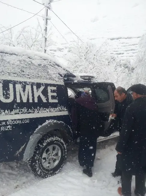 Rizede Kardan Dolayı Köyünde Mahsur Kalan Diyaliz Hastasının İmdadına Sağlık Ekipleri Yetişti Rizede Kardan Dolayı Köyünde Mahsur Kalan Diyaliz Hastasının İmdadına Sağlık Ekipleri Yetişti