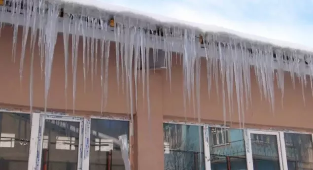 Kavak'ta Buz Sarkıtlarına Karşı Uyarı Kavak'ta Buz Sarkıtlarına Karşı Uyarı