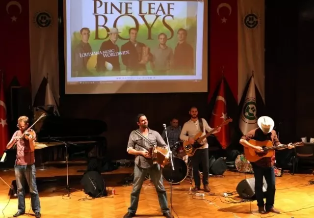 Pıne Leaf Boys ÇÜ'de Hayranlarıyla Buluştu Pıne Leaf Boys ÇÜ'de Hayranlarıyla Buluştu