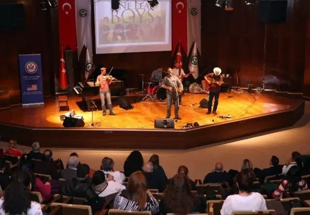 Pıne Leaf Boys ÇÜ'de Hayranlarıyla Buluştu Pıne Leaf Boys ÇÜ'de Hayranlarıyla Buluştu