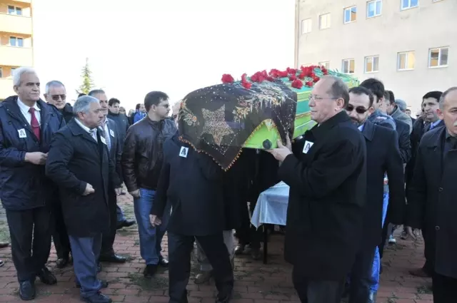 Kızını Kaybeden Annenin Ağıtları Yürek Burktu