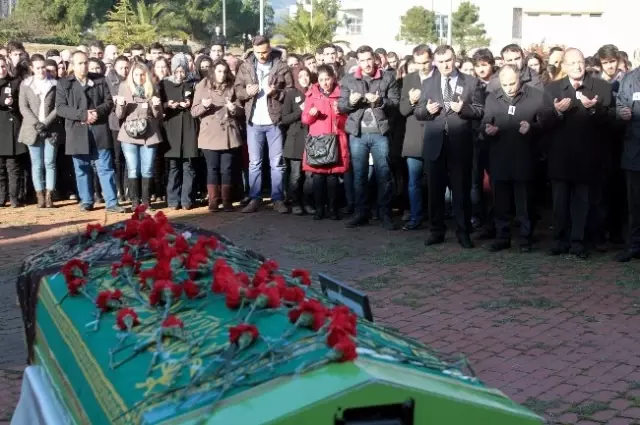 Yüzlerce Öğrenci Yetiştirdi Ama Kızını Mezun Edemedi