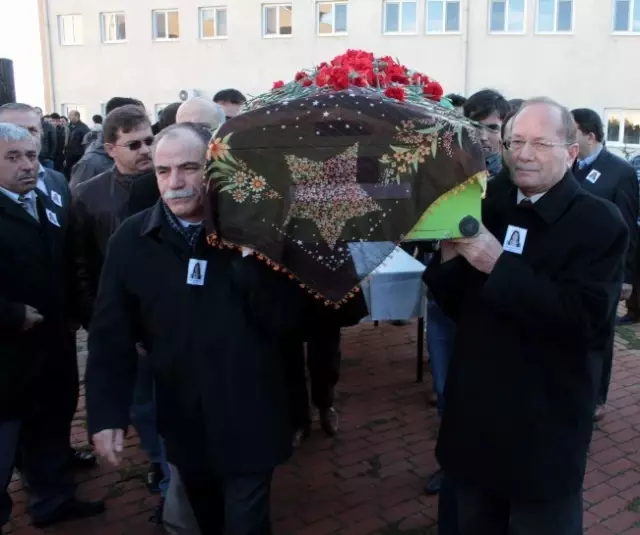 Yüzlerce Öğrenci Yetiştirdi Ama Kızını Mezun Edemedi