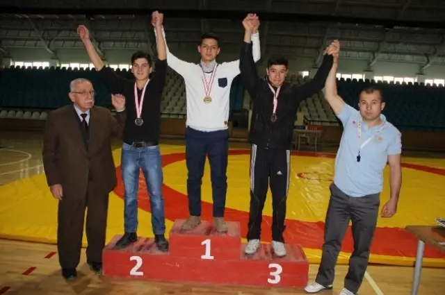 Güreşçiler Minderde Kıyasıya Güreşti Güreşçiler Minderde Kıyasıya Güreşti