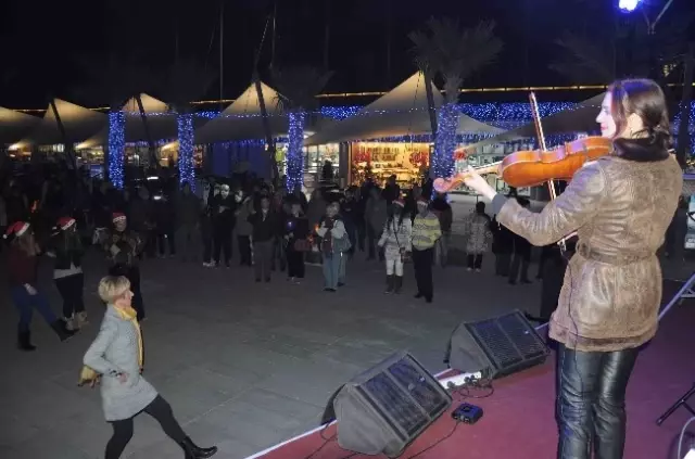 Kuşadası Belediyesi'nden Christmas Kutlaması - Haberler