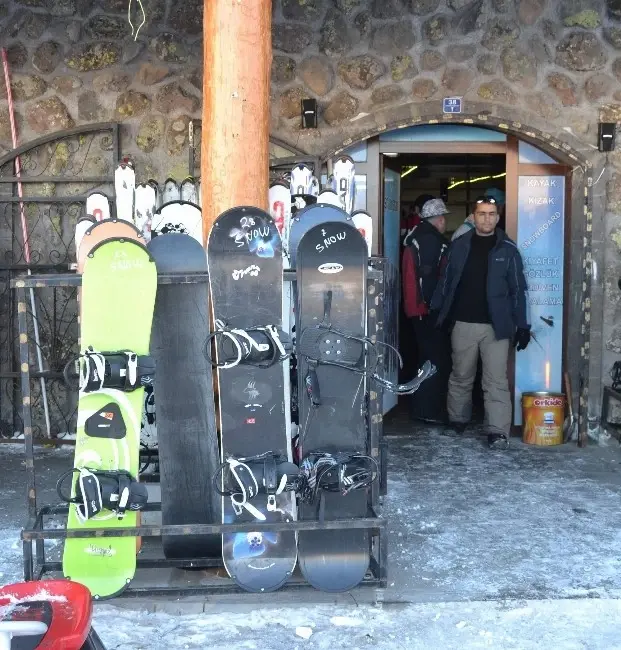 Erciyes'te Kayak Malzeme Satışı Yapan Esnafın Yüzü Gülüyor