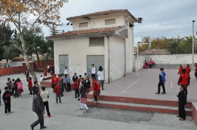 Okul Bahçesindeki Trafo Tehlike Saçıyor
