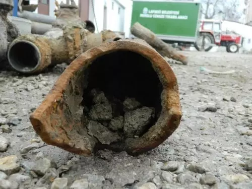 Lapseki'de 60 Yıllık Su Boruları Zehir Saçıyor Lapseki'de 60 Yıllık Su Boruları Zehir Saçıyor