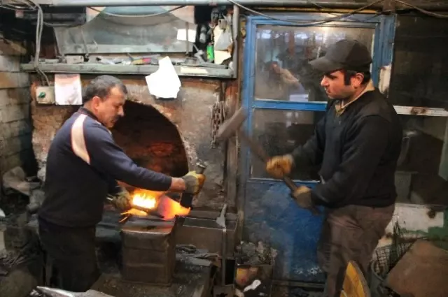 Osmanlı'nın Torunları Demiri Dövmeye Devam Ediyor Osmanlı'nın Torunları Demiri Dövmeye Devam Ediyor