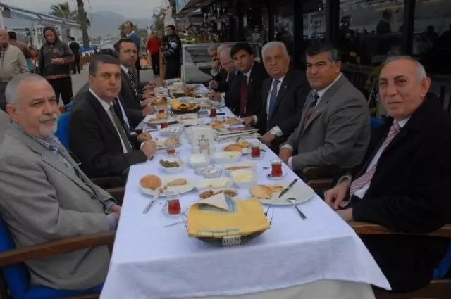 CHP'li Belediye Başkanları Kahvaltıda Buluştu CHP'li Belediye Başkanları Kahvaltıda Buluştu