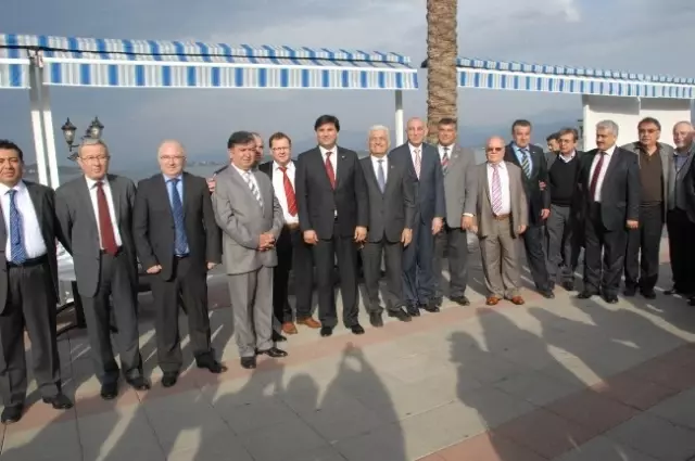CHP'li Belediye Başkanları Kahvaltıda Buluştu CHP'li Belediye Başkanları Kahvaltıda Buluştu