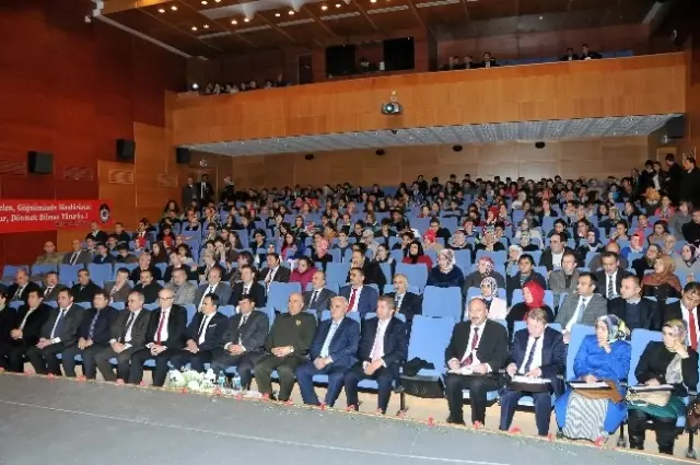 Akif, Gümüşhane'de Şiir Okuma Yarışmasıyla Anıldı Akif, Gümüşhane'de Şiir Okuma Yarışmasıyla Anıldı