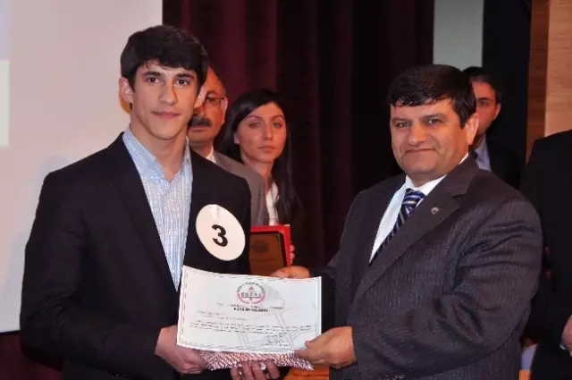 Akif, Gümüşhane'de Şiir Okuma Yarışmasıyla Anıldı Akif, Gümüşhane'de Şiir Okuma Yarışmasıyla Anıldı