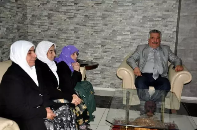 Barış Anneleri, Siirt Belediye Başkanı Sadak'ı Ziyaret Etti Barış Anneleri, Siirt Belediye Başkanı Sadak'ı Ziyaret Etti