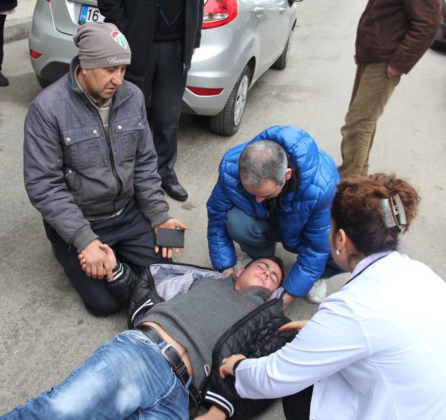 Çarptığı Gencin Elini Saatlerce Bırakmadı Haberler